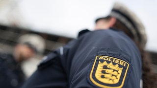 Ein Polizist und eine Polizistin der Polizei Baden-Württemberg in Uniform (Symbolbild).