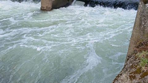 Durchs geöffnete Wehr in Reutlingen-Oferdingen fließt der Neckar ungehindert flussabwärts. Weil nicht aufgestaut wird, kann man derzeit flussaufwärts nicht paddeln.