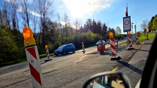 "Tunnel gesperrt" steht auf einem Schild vor dem Tunneleingang auf der B463 in Albstadt-Laufen. Am 30. April soll der Tunnel wieder freigegeben werden.