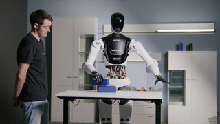 Ein Mann steht neben einem menschenähnlichen Roboter. Der Hersteller NEURA Robotics aus Metzingen arbeitet künftig mit Amazon zusammen.