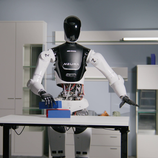 Ein Mann steht neben einem menschenähnlichen Roboter. Der Hersteller NEURA Robotics aus Metzingen arbeitet künftig mit Amazon zusammen.