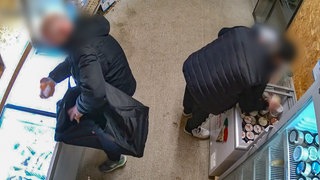 Zwei Diebe füllen ihre Taschen mit Produkten aus einem Hofladen in St. Johann-Ohnastetten auf der Schwäbischen Alb. 