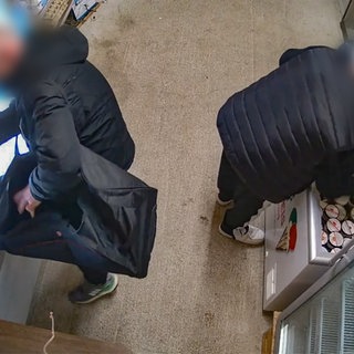Zwei Diebe füllen ihre Taschen mit Produkten aus einem Hofladen in St. Johann-Ohnastetten auf der Schwäbischen Alb. 