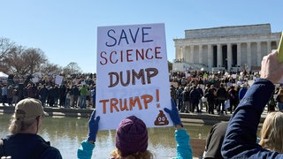 Ein Schild bei einer Demo in Washington fordert dazu auf, Trump loszuwerden, um die Wissenschaft zu retten. Einige Wissenschaftler aus den USA forschen künftig an den Unis Tübingen, Freiburg und Konstanz weiter. 