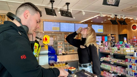 Ein DJ legt in der Tankstelle auf, und eine Frau trinkt einen Ingwershot an der Kasse. In Albstadt (Zollernalbkreis) will Stefan Blaier seinen Kunden gute Laune machen trotz der Spritpreise.