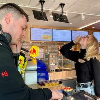 Ein DJ legt in der Tankstelle auf, und eine Frau trinkt einen Ingwershot an der Kasse. In Albstadt (Zollernalbkreis) will Stefan Blaier seinen Kunden gute Laune machen trotz der Spritpreise.