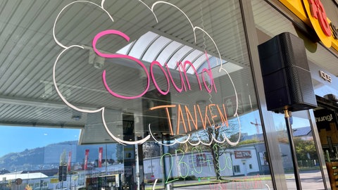 "Sound Tanken" steht in bunter Schrift auf der gläsernen Eingangstür der Tankstelle. In Albstadt-Ebingen wird an manchen Morgenden eine Tankstelle zur Disco.