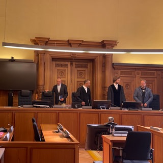 Richter und Schöffen im Saal des Landgerichts Tübingen: Eine Frau ist wegen mehrerer Brände in Reutlingen im Sommer 2025 angeklagt. 