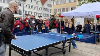 Eine Frau und ein Mann stehen an einer Tischtennisplatte. Sie haben bei dem Weltrekordversuch im Mäxle-Spiel in Reutlingen teilgenommen.