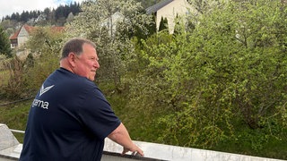 Trigema-Urgestein Karl-Josef Schoser auf seinem Balkon zuhause in Burladingen mit Trigema-Shirt