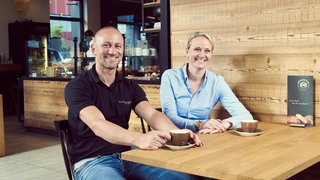 Ein Mann und eine Frau sitzen mit einem Kaffee an einem Tisch. Martin und Yvonne Mahl sind die Geschäftsführer des Familienbetriebs "Backhaus Mahl".