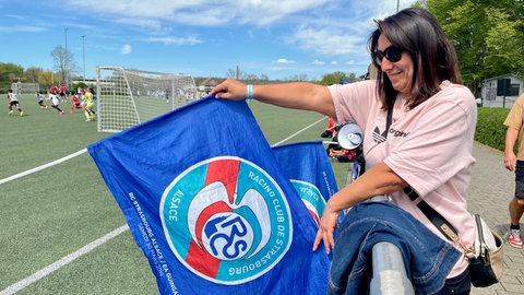Spielermutter und Fan des Racing Club de Strasbourg, Alsace mit einer Vereinsfahne in der Hand. Der Bentley-Cup ist ein hochkarätig besetztes U10 Jugendfußball Turnier mit Mannschaften aus Europa.