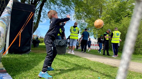 Ein Junge beim Torwarttraining am Rande des Bentley-Cups. Der Bentley-Cup ist ein hochkarätig besetztes U10 Jugendfußball Turnier mit Mannschaften aus Europa.