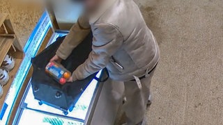 Auf dem Foto der Überwachungskamera eines Hofladens in St. Johann-Ohnastetten ist ein Mann zu sehen, der eine Packung Eier in eine Tasche steckt, ohne sie zu bezahlen.  
