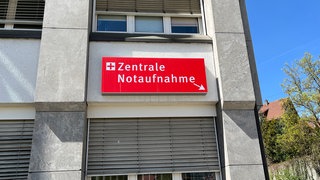 Ein rotes Schild verweist auf die zentrale Notaufnahme. Das Zollern-Alb-Klinikum in Albstadt reduziert den Betrieb in der Notaufnahme Anfang Mai.