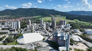 Das Zementwerk von Holcim in Dotternhausen aus der Luft, im Hintergrund der Plettenberg.