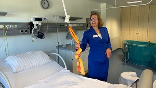 Chefärztin Ines Vogel zeigt einen Kreißsaal der neuen Nagolder Geburtsklinik. Die Herrenberger Geburtsklinik zieht aus dem Kreis Böblingen in den Kreis Calw um. 