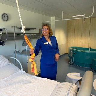 Chefärztin Ines Vogel zeigt einen Kreißsaal der neuen Nagolder Geburtsklinik. Die Herrenberger Geburtsklinik zieht aus dem Kreis Böblingen in den Kreis Calw um. 