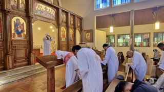 Pater Johannes Ghali, ein koptisch-orthodoxer Priester, hät die heilige Messe in der St. Minas und Anba Abraam Kirche in Tuttlingen. Er steht vor einer sogenannten Ikonostase, eine verzierte Holzwand mit orthodoxen Ikonenbildern.