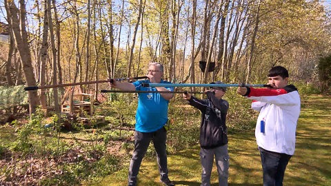 Thorsten Bouillon trainiert zwei Nachwuchsschützen im Blasrohr 3D-Schießen. Der 55-Jährige ist Jugendtrainer der Schützengilde Tailfingen 