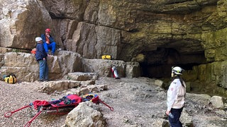 Bergungungskräfte vor der Falkensteiner Höhle, in der ein Mann verstorben ist.