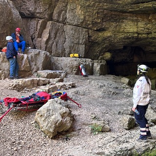 Bergungungskräfte vor der Falkensteiner Höhle, in der ein Mann verstorben ist.