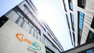 Das Logo des Pharmaunternehmens Curevac ist vor dem Eingang der Firmenzentrale zu sehen.
