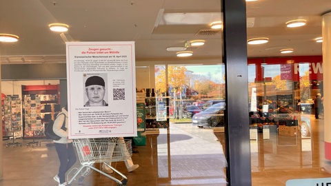 An der gläsernen Eingangstür eines Tübinger Supermarktes hing ein Phantombild des mutmaßlichen Täters.