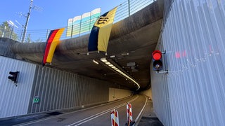 Der noch leere Tunnel in Albstadt-Laufen auf der B463. Am Eingang zeigt eine Ampel noch rotes Licht.