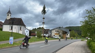 In Weiler im Lautertal beginnt die Reise der Mofa-Tour nach Wien. Im Schneckentempo fahren die Reisenden durch kleine Dörfer und über beschauliche Straßen.