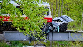 Ein Zug ist in Trochtelfingen mit einem Auto zusammengestoßen. Rettungskräfte sind dort laut Polizei im Einsatz. Eine Person wurde schwer verletzt.