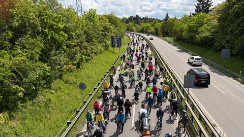 Zahlreiche Radfahrer sind auf der B28 von Reutlingen nach Tübingen unterwegs. Sie sind Teil einer Fahrrad-Sternfahrt nach Tübingen.