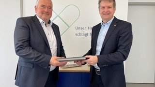 Der (noch) Geschäftsführer des Zollernalb Klinikums, Gerhard Hinger mit dem Landrat des Zollernalbkreises Günther-Martin Pauli bei Hingers Vertragsverlängerung 2022.