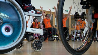 Kinder sitzen im Rollstuhl und spielen Wheelsoccer, also Fußball im Rollstuhl. In Empfingen-Wiesenstetten (Kreis Freudenstadt) gibt es eine Sportgruppe. Teilnehmen darf jeder, mit und ohne Behinderung.