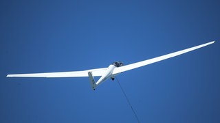 Ein Segelflugzeug wir über eine Seilwinde in die Luftbgezogen
