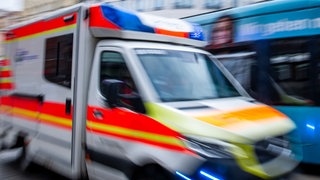 Ein Rettungswagen fährt mit Blaulicht durch die Innenstadt. In Spaichingen ist ein Kind angefahren worden.