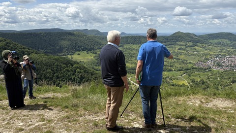 Steinmeier und Bürgermeister Bäcker von hinten. Beide blicken in die Ferne, im Tal liegt Neuffen.