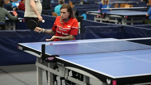 Rollstuhlfahrerin spielt Tischtennis. Sie soll in Tübingen für ihre Erfolge geehrt werden, kann aber mit ihrem Rollstuhl nicht auf die Bühne, weil keine Rampe aufgebaut wird. 