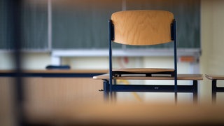 Symbolbild: In einem leeren Klassenzimmer ist aufgestuhlt. Am Progymnasium Rosenfeld kursieren Vorwürfe wegen sexualisierter Übergriffe.