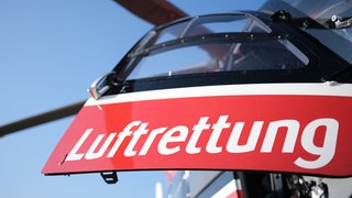 Symbolbild: Zu sehen ist die Aufschrift "Luftrettung" an einem Rettungshubschrauber. Am Schaufelsen bei Beuron ist ein Kletterer tödlich verunglückt.