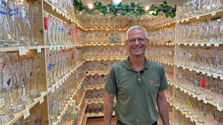 Bierglas-Sammler Günter Reicherter steht in seinem privaten Museum in Reutlingen-Degerschlacht. Inzwischen hat er knapp 2.400 Weizengläser.