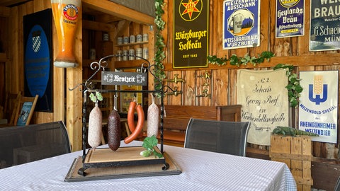 Eine zünftig eingerichtete Kneipe. Günter Reicherter aus Reutlingen hat einen eigenen Biergarten. Der Bierglas-Sammler genießt dort gerne Weizenbier mit Freunden.