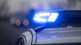 Ein Blaulicht blinkt auf einem Polizeiauto
