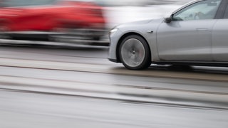 Ein graues Auto fährt auf einer Straße