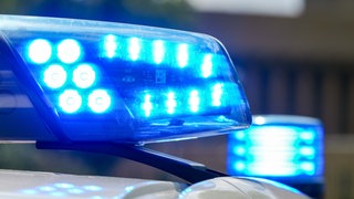 Symbolbild: Blaulicht eines Streifenwagens. Frau verunglückt tödlich bei Rottenburg-Baisingen