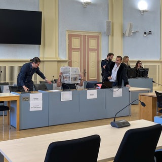 Gerichtssaal im Landgericht Hechingen. Am Freitag hat der Prozess gegen einen Krankenpfleger begonnen. Er soll Patientinnen in Albstadt sexuell missbraucht haben.