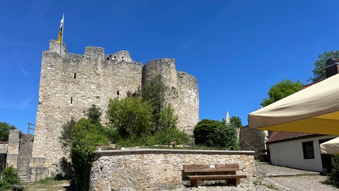 Vorne Burghof - dahinter die Ruine der Burg Derneck. Das beliebte Wanderheim auf der Schwäbischen Alb wird von Ehrenamtlichen betrieben.