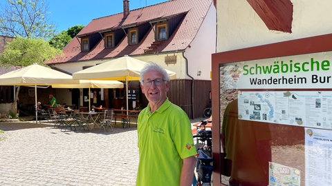Paul Jörg steht im Burghof des Wanderheims von Burg Derneck (Kreis Reutlingen). Ohne die Ehrenamtlichen müsste das beliebte Ausflugsziel schließen.