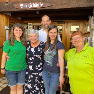 Familie Renz steht zusammen vor der Burgschänke im Wanderheim Burg Derneck (Kreis Reutlingen). Die Familie betreibt das Wanderheim schon seit Jahren ehrenamtlich.