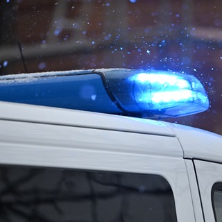 Das Blaulicht auf einem Polizeiauto leuchtet beim Einsatz